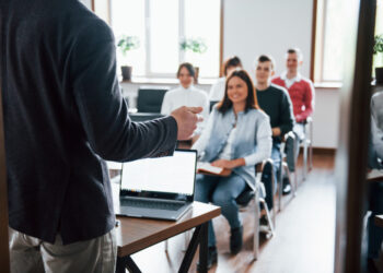 Além da sala de aula: o papel dos professores na trajetória do estudante