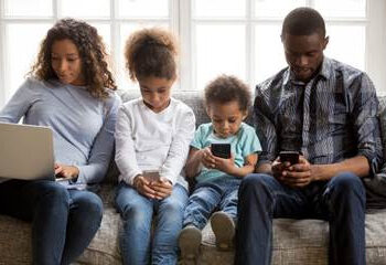 Dia Mundial da Saúde Mental: uso excessivo de telas é prejudicial e aumenta o risco de doenças mentais