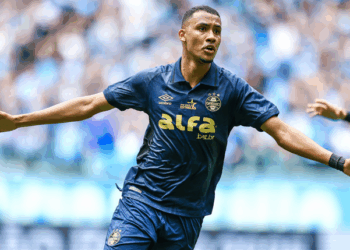 Após nascimento do primeiro filho, André Henrique celebra retorno com vitória pelo Grêmio