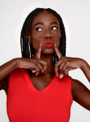 O poder do vermelho: 6 produtos e dicas de como montar um look monocromático