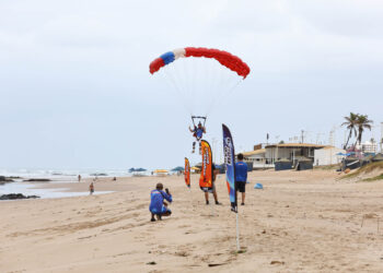 Novidade na orla de Salvador, saltos de paraquedas com pouso em Patamares são iniciados