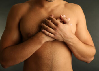 Especialistas alertam que câncer de mama em homens costuma ser diagnosticado tardiamente