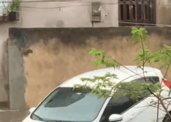 Chuva intensa em Salvador provoca alagamentos, deslizamento e suspensão de travessias marítimas