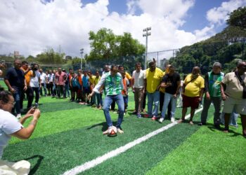 Prefeitura inaugura arena com grama sintética e quadra de futevôlei em Pernambués