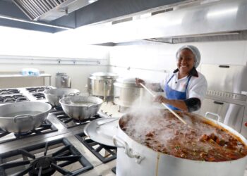 No bairro da Liberdade, Restaurante Popular Alaíde do Feijão é entregue com requalificação do Governo do Estado