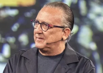 Galvão Bueno é internado com pneumonia em São Paulo