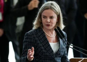 Derrite como relator do PL Antifacção contamina debate, diz Gleisi