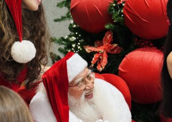 Papai Noel pára o trânsito na Avenida Sete e emociona crianças e adultos na abertura do Natal do Shopping Vitória Boulevard