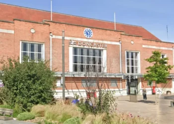 Britânico é acusado de tentativa de homicídio após ataque com faca em trem na Inglaterra