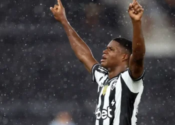 Panamenho José Kadir leva Botafogo à vitória no Brasileiro