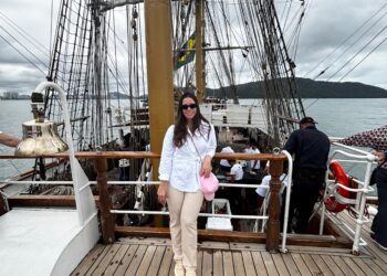 Diretora do Museu do Mar Aleixo Belov participa da Regata Santos–Rio a bordo do veleiro Cisne Branco