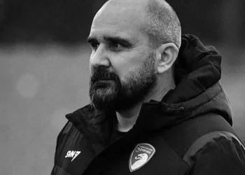 Técnico morre após ter parada cardíaca durante jogo na Sérvia