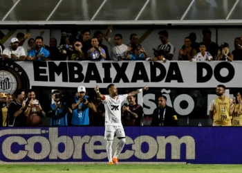 Brasileirão: Neymar marca, Santos vence e deixa zona de rebaixamento