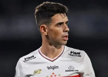 Oscar, do São Paulo, é diagnosticado com síncope vasovagal; meia segue internado