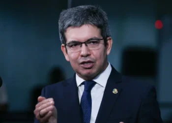 Rotular facções como terroristas não combate crime, diz Randolfe