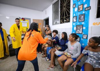 Prefeitura distribui alimentos a famílias atingidas pelas chuvas em Lauro de Freitas