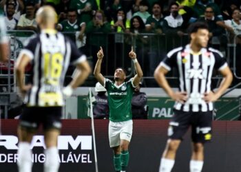 Vitor Roque decide e Palmeiras vence clássico com Santos no Brasileiro