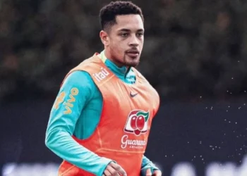 Punição do STJD pode tirar Vitor Roque de Palmeiras x Vitória; entenda