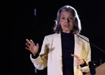 Carmén Lúcia: “ditadura é como erva daninha que precisa ser cortada”