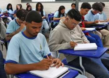 Renda e cor são determinantes para não concluir ensino médio no país