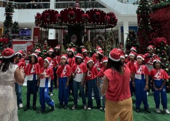 Campanha Papai Noel dos Correios é lançada no Shopping Bela Vista com a apresentação de Coral