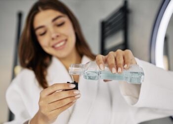 Enxaguante bucal: aliado ou vilão? Especialista esclarece como usar o produto de forma segura