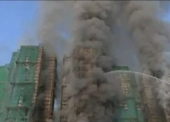 Hong Kong: incêndio atinge condomínio de arranha-céus; quatro pessoas morreram