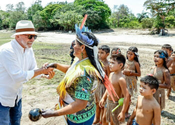 “Lula visita Aldeia Vista Alegre do Capixauã (PA) e escuta reivindicações