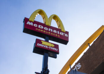 McDonald’s abre 420 vagas afirmativas para pessoas com deficiência ou neurodivergentes em todo o Brasil