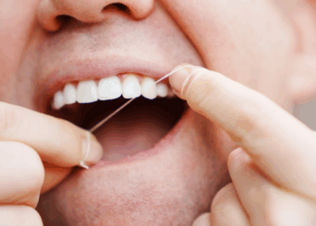 Você sabe usar o fio dental do jeito certo? 4 erros e como evitá-los