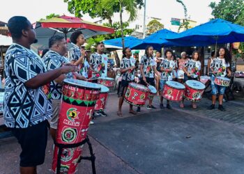 FGM inaugura efígie de Cira do Acarajé no bairro de Itapuã