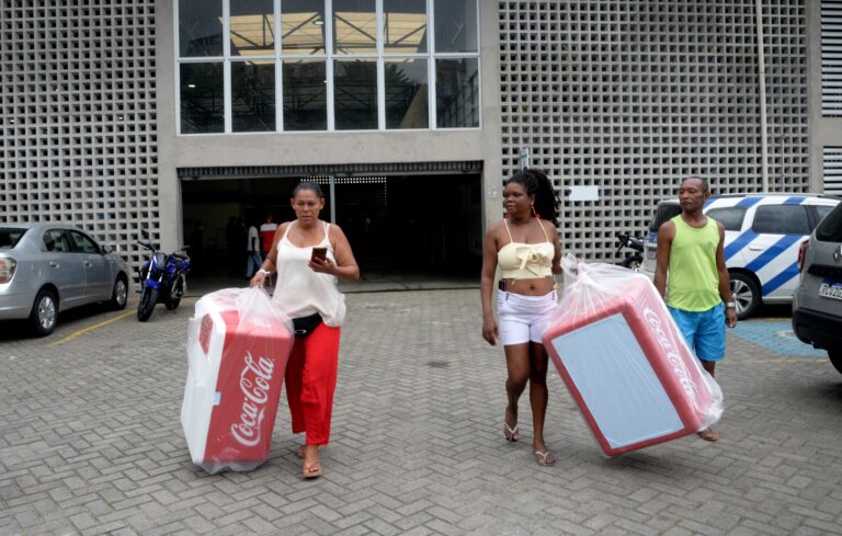 05 12 2025 Entrega Dos Kits Do Natal De Luz Para Ambulantes Fotos Otávio Santos SECOM PMS (1)