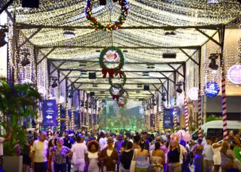 Natal Luz Salvador 2025 ilumina o Centro Histórico e emociona visitantes com túnel de 400 metros na Rua Chile