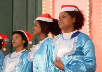 Corais formados por alunos de escolas municipais encantam público do Natal Salvador 2025