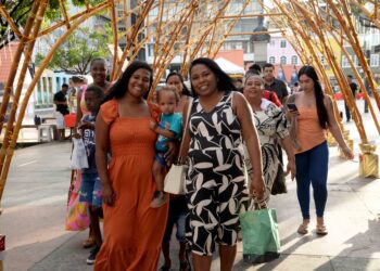 Moradores de comunidades quilombolas de Salvador conhecem iluminação de Natal do Centro Histórico