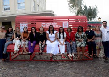 Na Praça Thomé de Souza, Prefeitura instala Banco Vermelho como símbolo de combate à violência contra a mulher