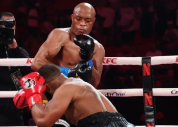 Anderson Silva derrota Tyron Woodley por nocaute técnico em Miami