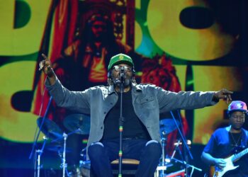 Edson Gomes abre segundo dia do Festival Virada Salvador e celebra estreia no evento