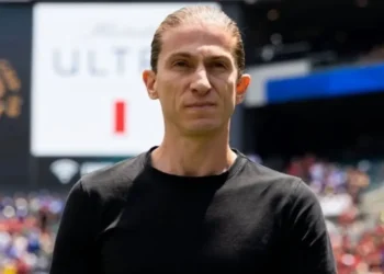 Filipe Luís renova contrato com Flamengo até 2027