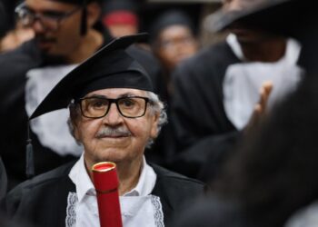 Formatura da EJA celebra conclusão do ensino médio de 293 estudantes da rede estadual de ensino