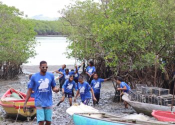 Projeto envolve estudantes de Passé no plantio de 750 mudas e retirada de 550 kg de resíduos do manguezal