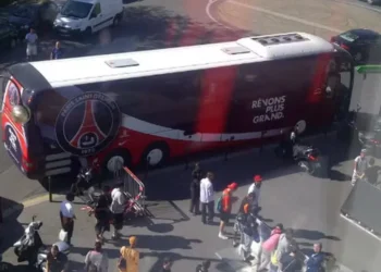 Ônibus do PSG é atacado na Espanha após jogo da Liga dos Campeões