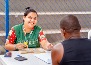 Entrega dos cupons da Cesta de Natal segue com tranquilidade na orla