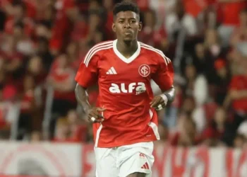 Flamengo encaminha contratação de zagueiro Vitão, do Internacional