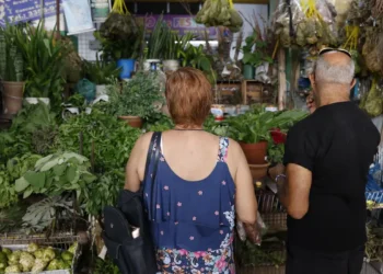 Tradição e fé impulsionam busca por banhos e ervas no fim de ano