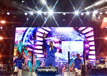 Segunda atração da noite no Festival Virada Salvador, Léo Santana relembra hits da carreira em show nostálgico