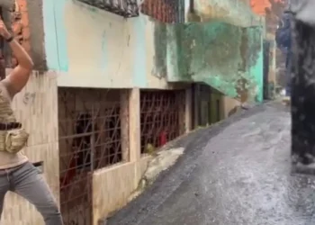 Polícia estoura ponto de armazenamento de armas e drogas de grupo associado ao Comando Vermelho