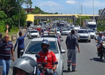 Funcionários de provedores de internet fazem protesto na Paralela por morte de três no Alto do Cabrito