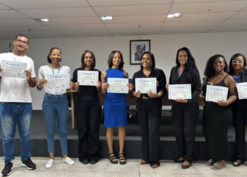 Servidores da SEC recebem certificado de curso básico de Língua Brasileira de Sinais