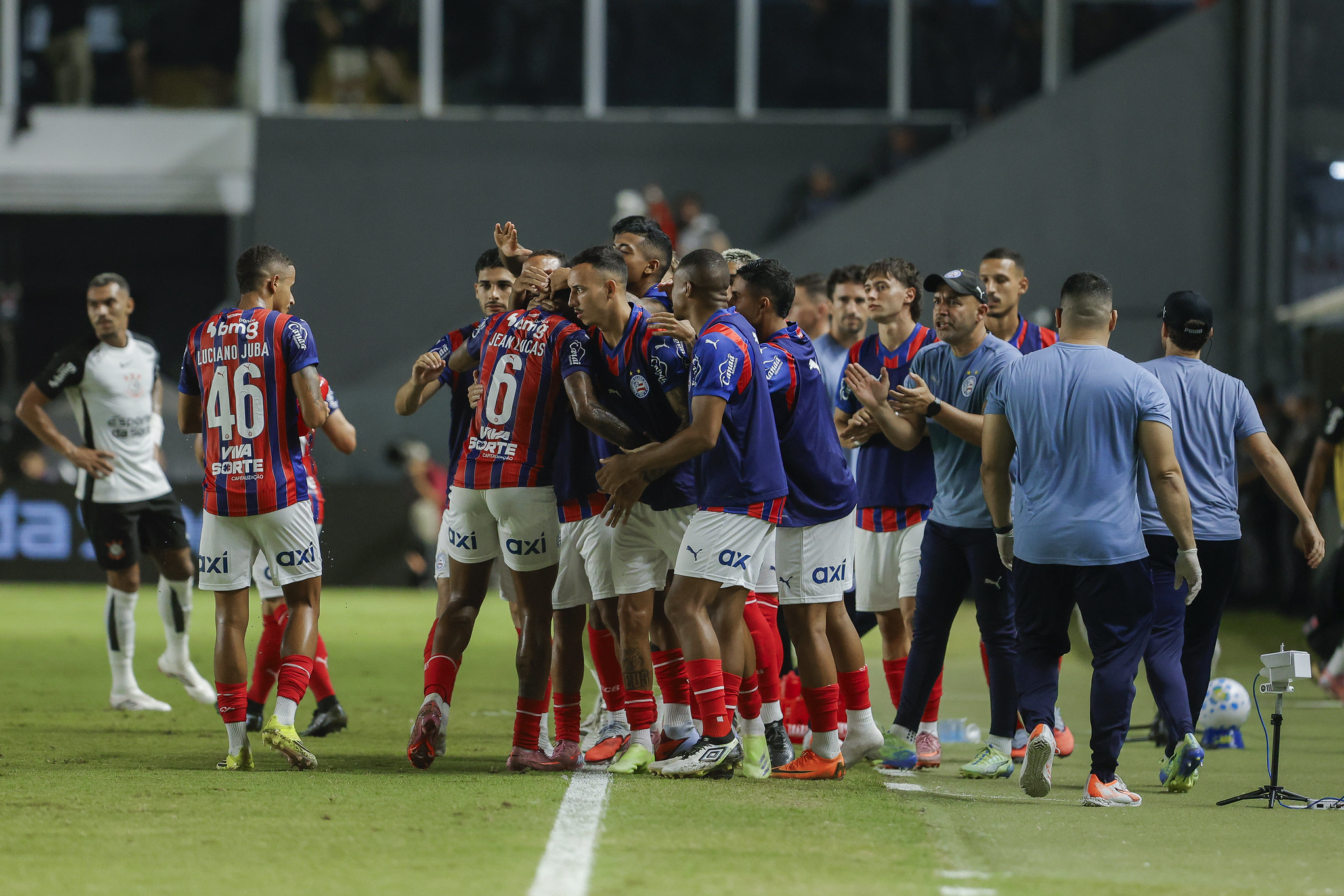 Bahia estreia no Brasileirão virando o jogo em cima do Corinthians fora de casa